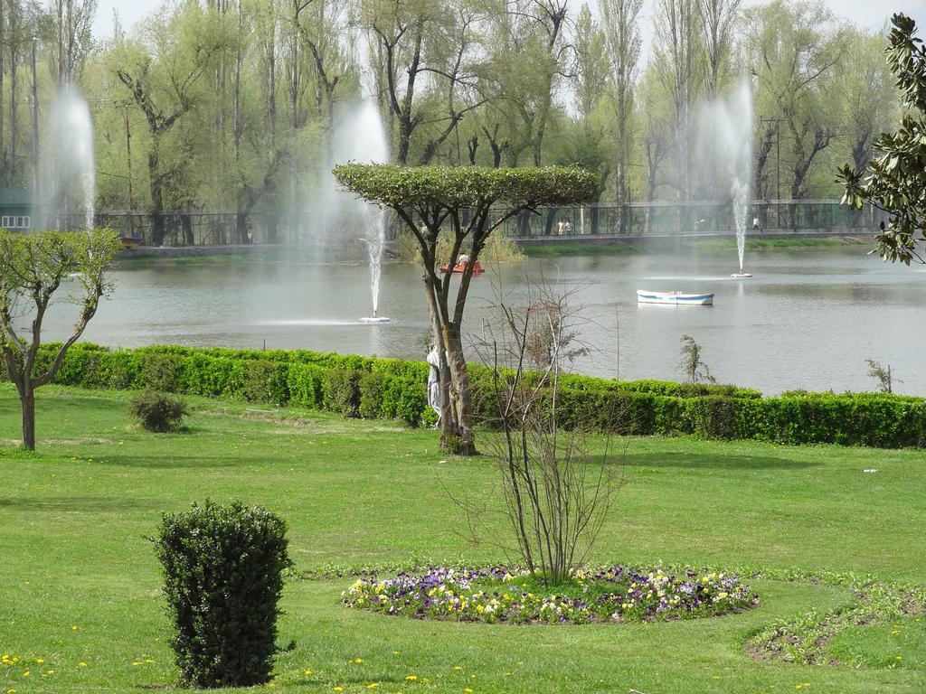 Houseboat Moon Of Kashmir Hotel Srinagar  Exterior photo