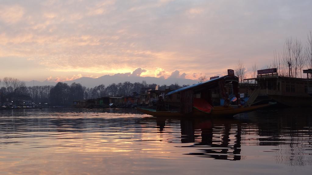 Houseboat Moon Of Kashmir Hotel Srinagar  Exterior photo